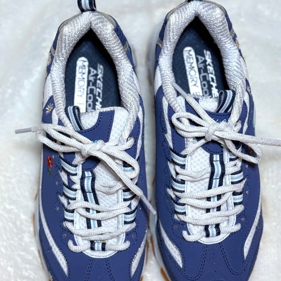 *SOLD* NEW! NWOT Beautiful Floral Sketchers - Picture 6 of 7